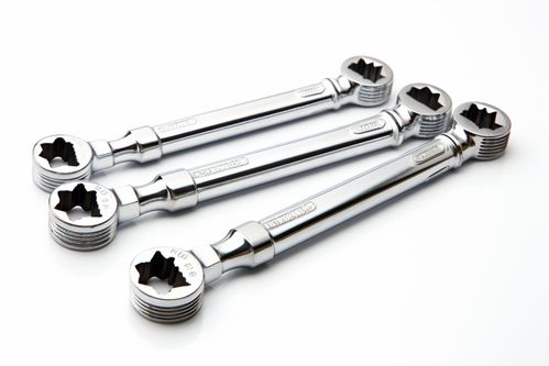 匠心獨(dú)運(yùn) 梅花扳手的材料美學(xué)與靜物攝影藝術(shù)